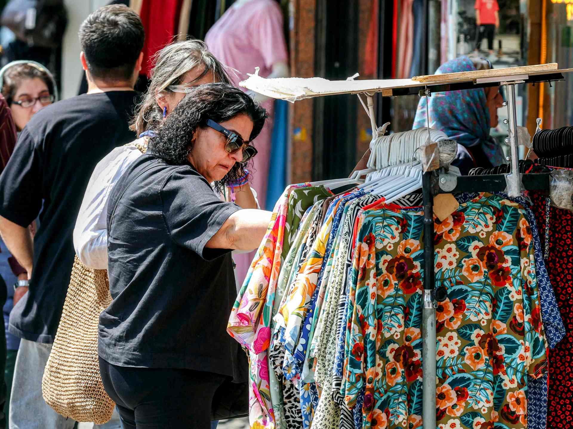 حرب إيران ترفع كلفة الملابس.. ضغوط الأسعار تنتقل إلى المتاجر
