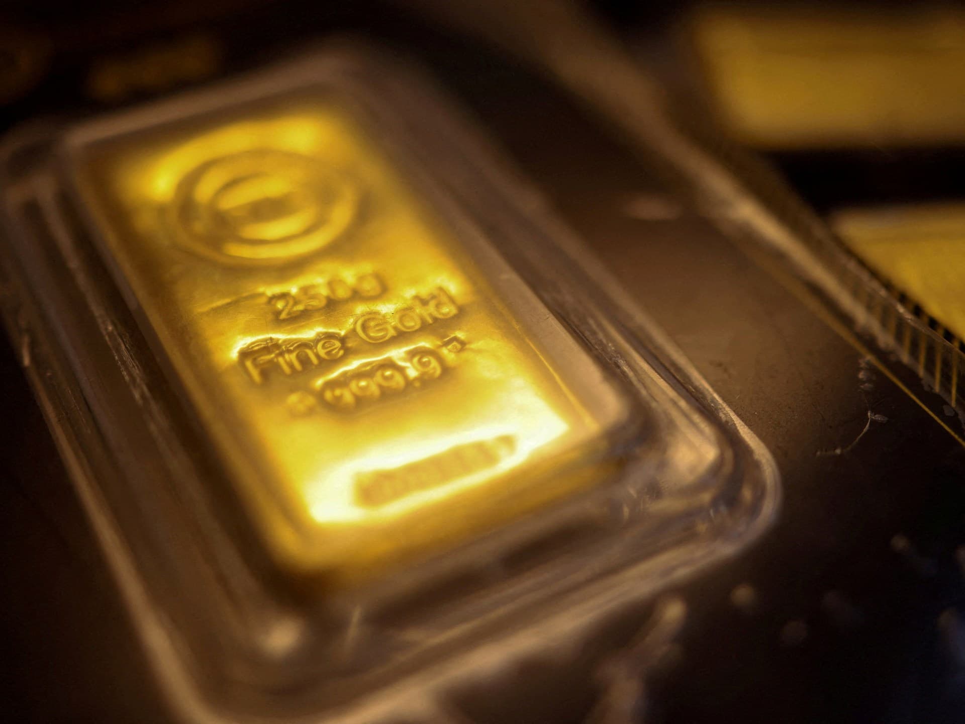 الذهب ينخفض وسط توقعات برفع الفائدة