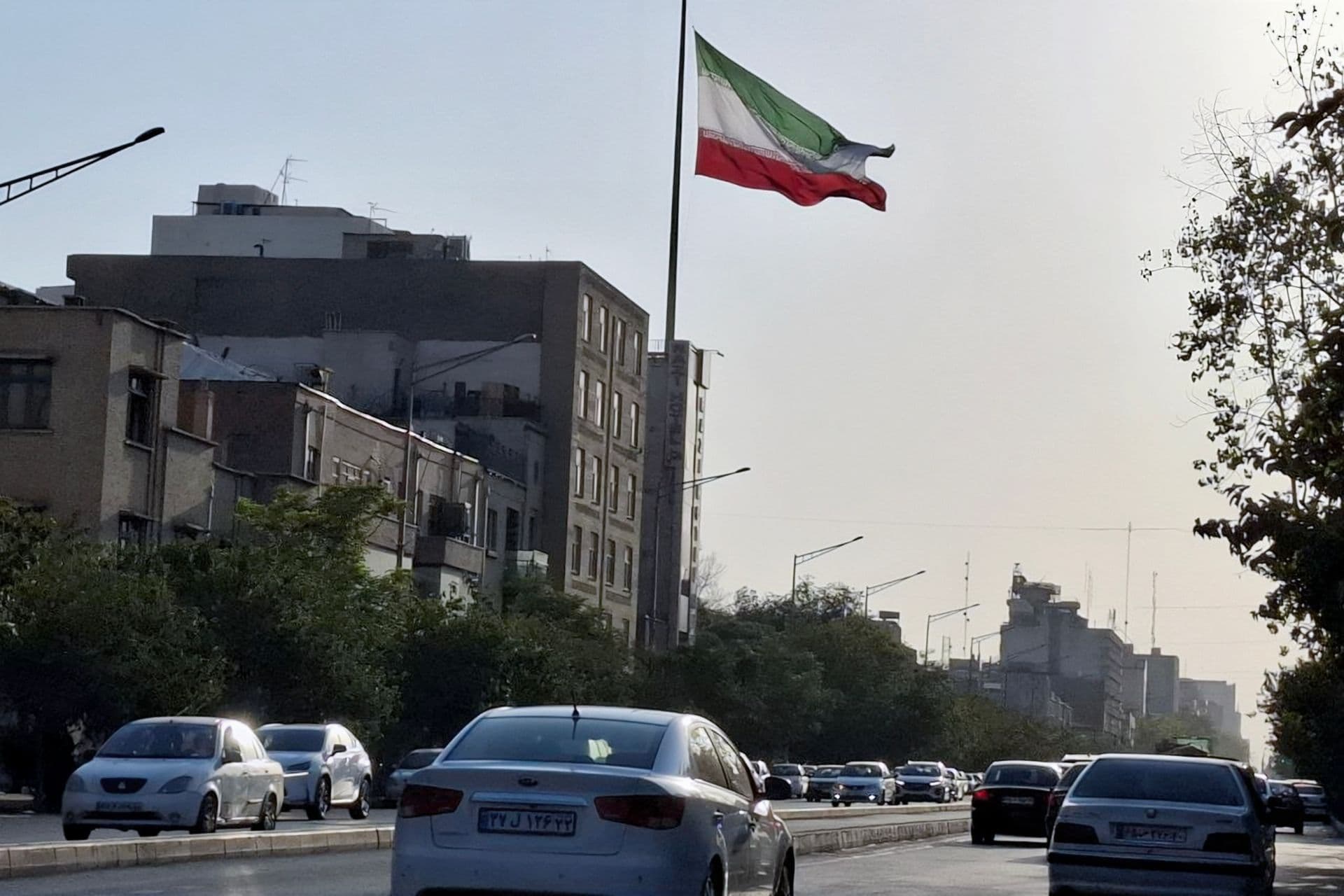 "أثرياء على الورق".. التضخم والحرب يعيدان رسم خريطة الفقر في إيران