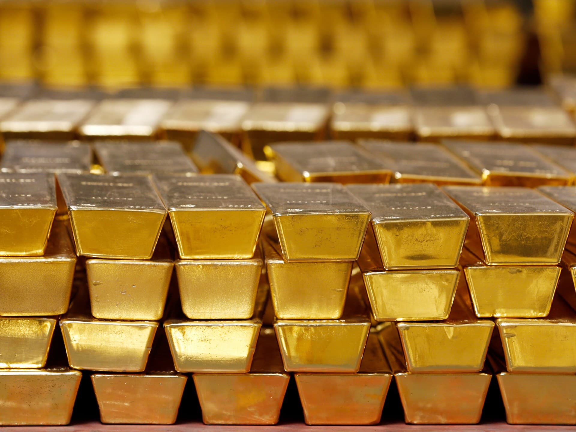 الذهب تحت ضغط الدولار وعوائد السندات ويتجه لخسارة أسبوعية بأكثر من 3%