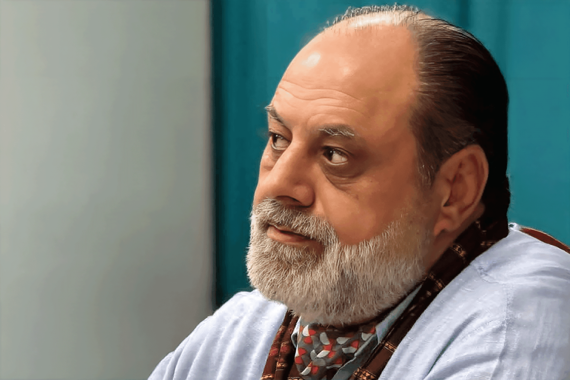 الكاتب السوري علي محمود: الديكتاتورية جعلتنا مخبرين على أنفسنا قبل عَسَسِها