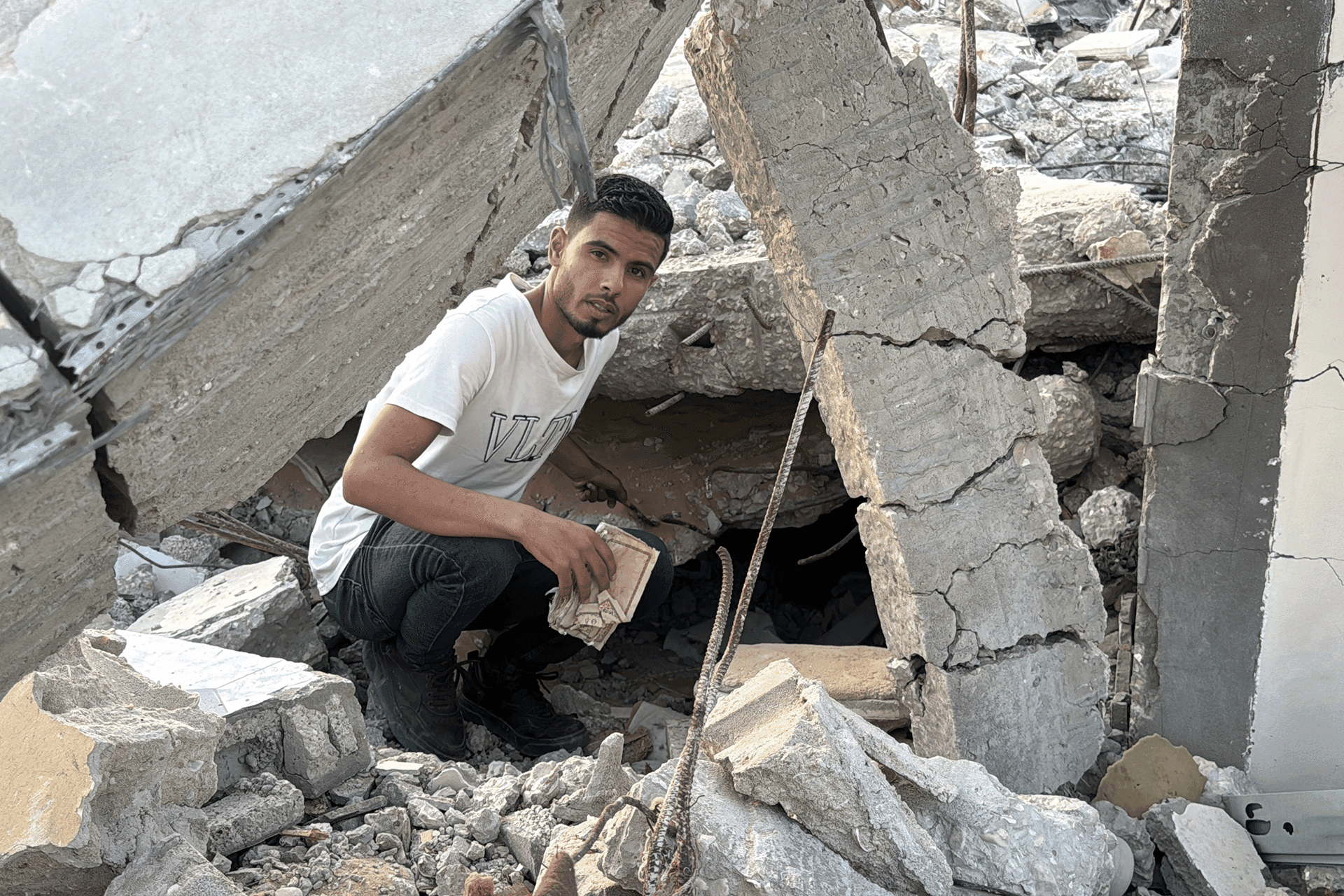 "حب مستعار تحت الحصار".. محمد الشاعر يهرب من الحرب على متن قصيدة