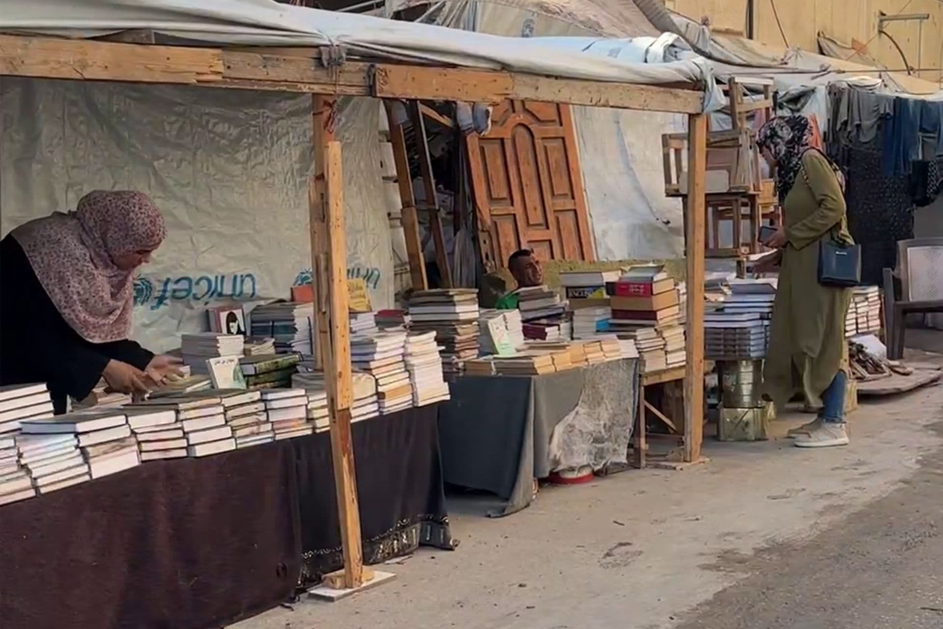 جمعت الكتب من تحت الركام.. نيفين الغرابلي تؤسس مكتبة الخيمة لإنقاذ عقول غزة
