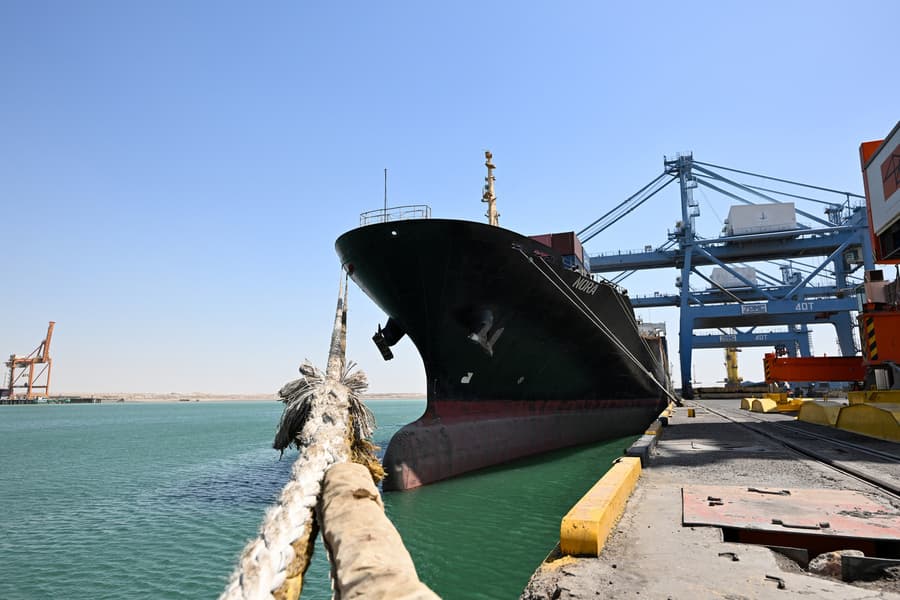 في البصرة في جنوب العراق حركة شبه معدومة في الموانىء والاقتصاد يختنق