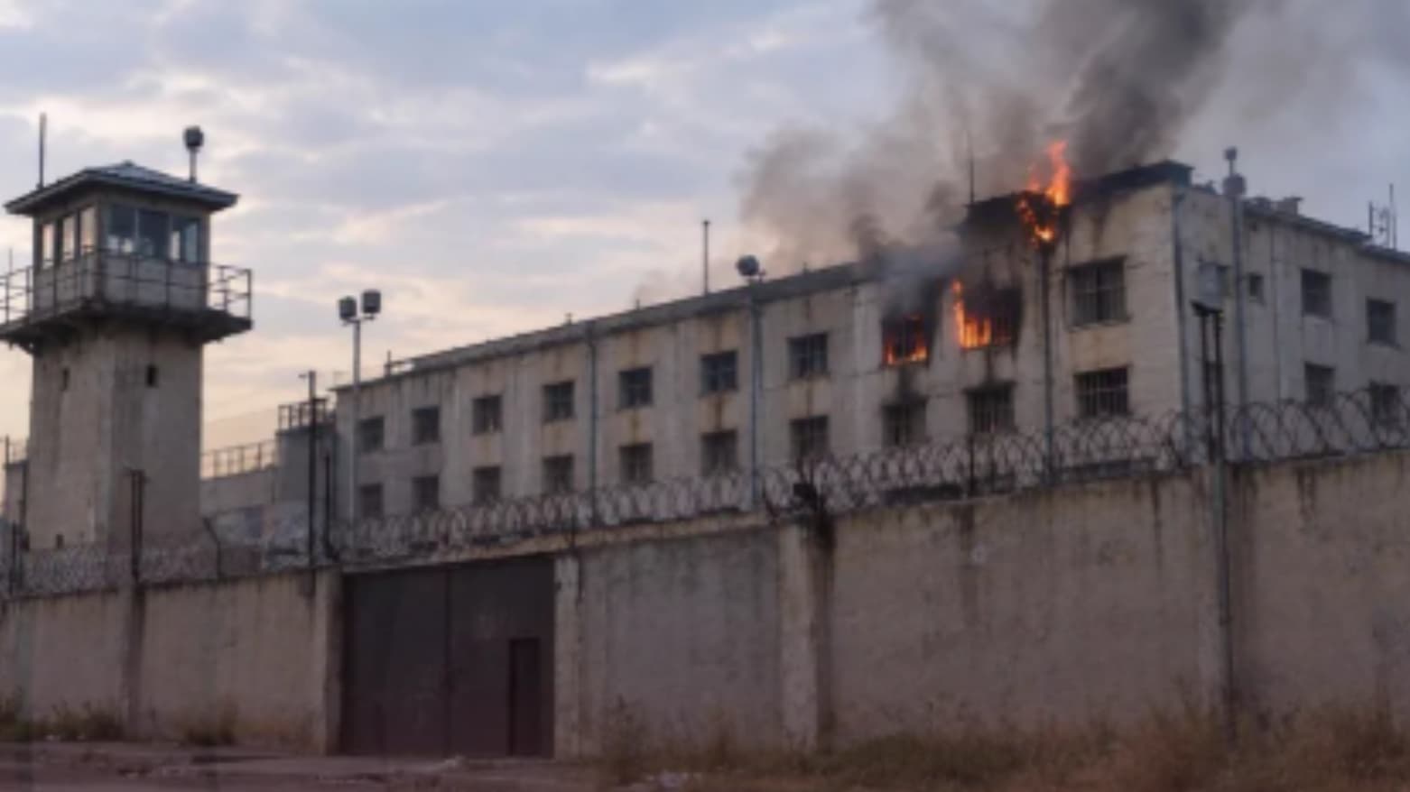 الداخلية السورية توضح ملابسات وفاة 7 سجناء وإصابة العشرات بحريق مفتعل في سجن كوباني