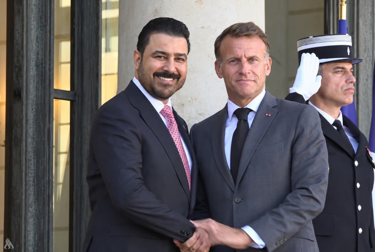 الرئيس الفرنسي يستقبل رئيس الوزراء العراقي في قصر الإليزيه