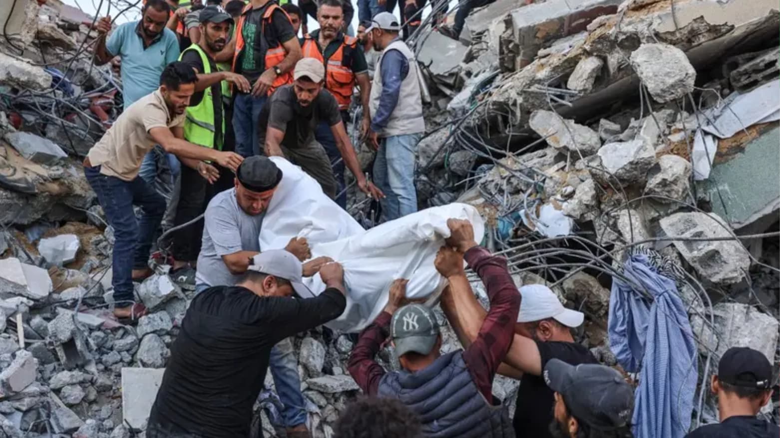 20 قتيلاً في انهيار مبنى سكني غرب مدينة غزة
