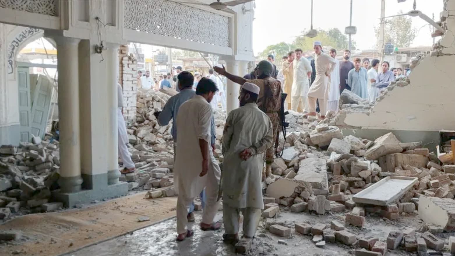 31 قتيلاً جراء هجومٍ على مركزٍ للشرطة في باكستان