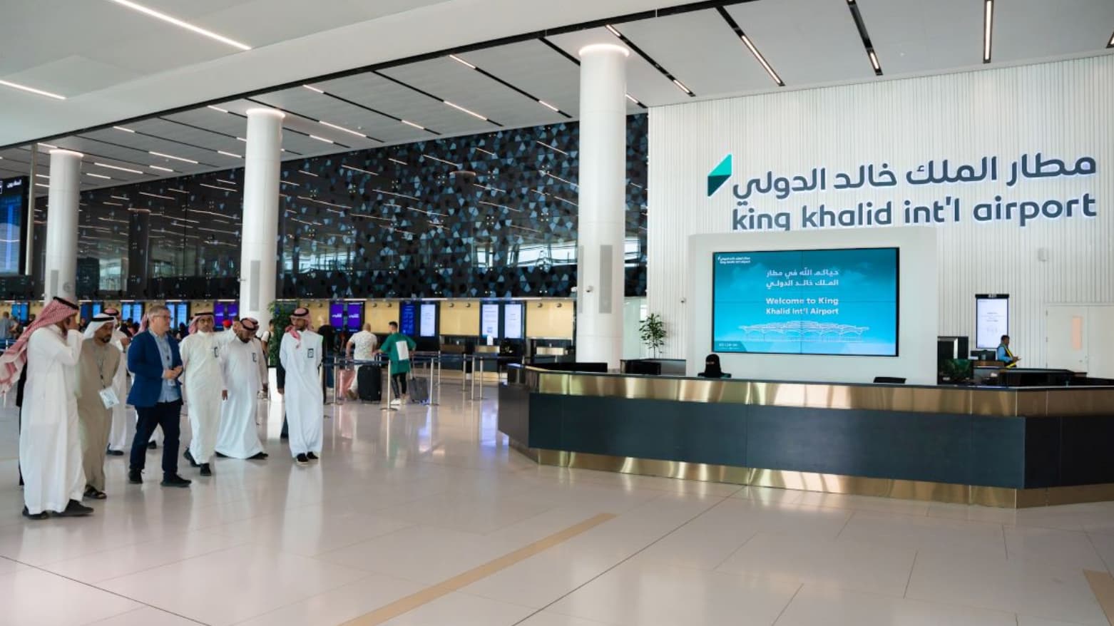 اضطرابٌ في حركة الطيران بمطار الرياض بعد سماع دوي انفجارات