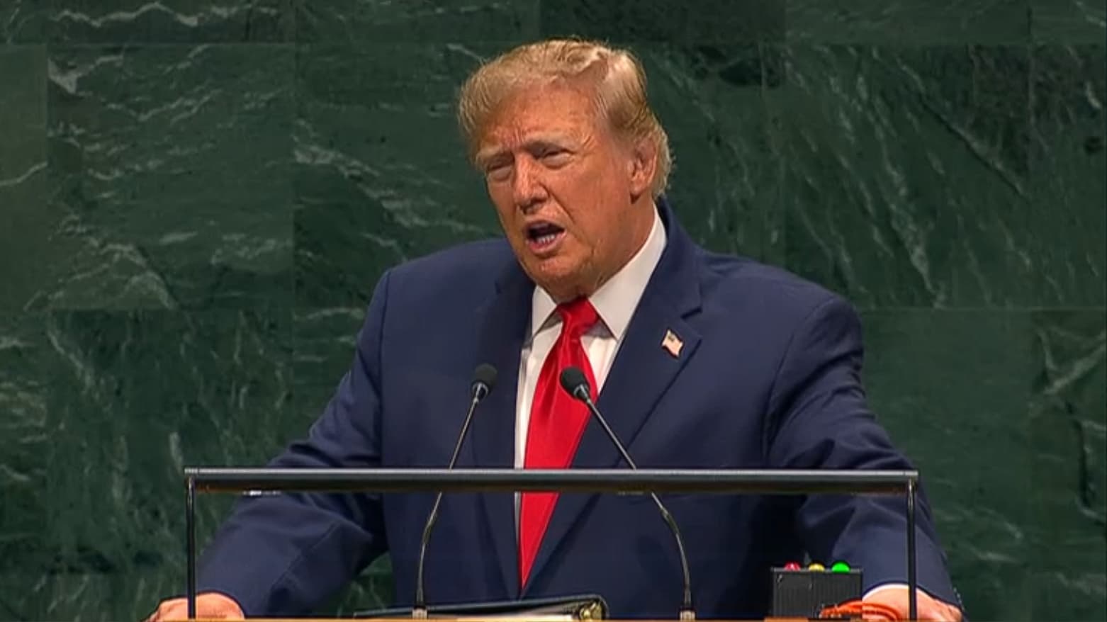 ترامب يعلن لقاء مسؤولين أمريكيين وإيرانيين ويهدد طهران بـ "المحو"