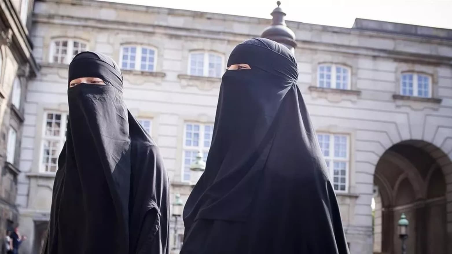 مدينةٌ إسبانيّة تحظر البرقع والنقاب في الأماكن العامة