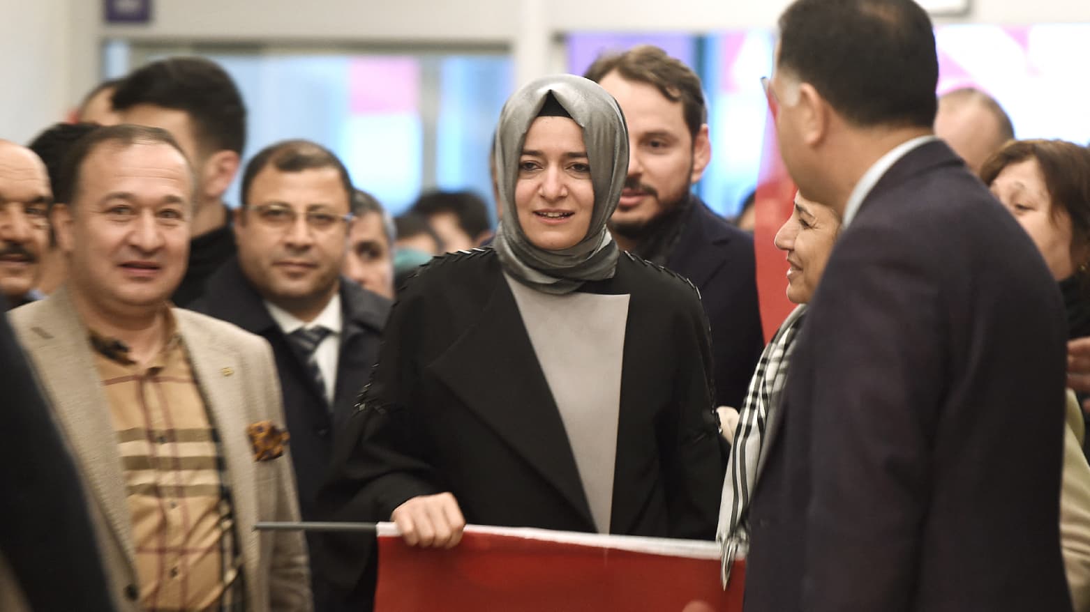 استقالة وزيرة تركية سابقة من الحزب الحاكم مع تفاقم أزمة صناديق الاستثمار