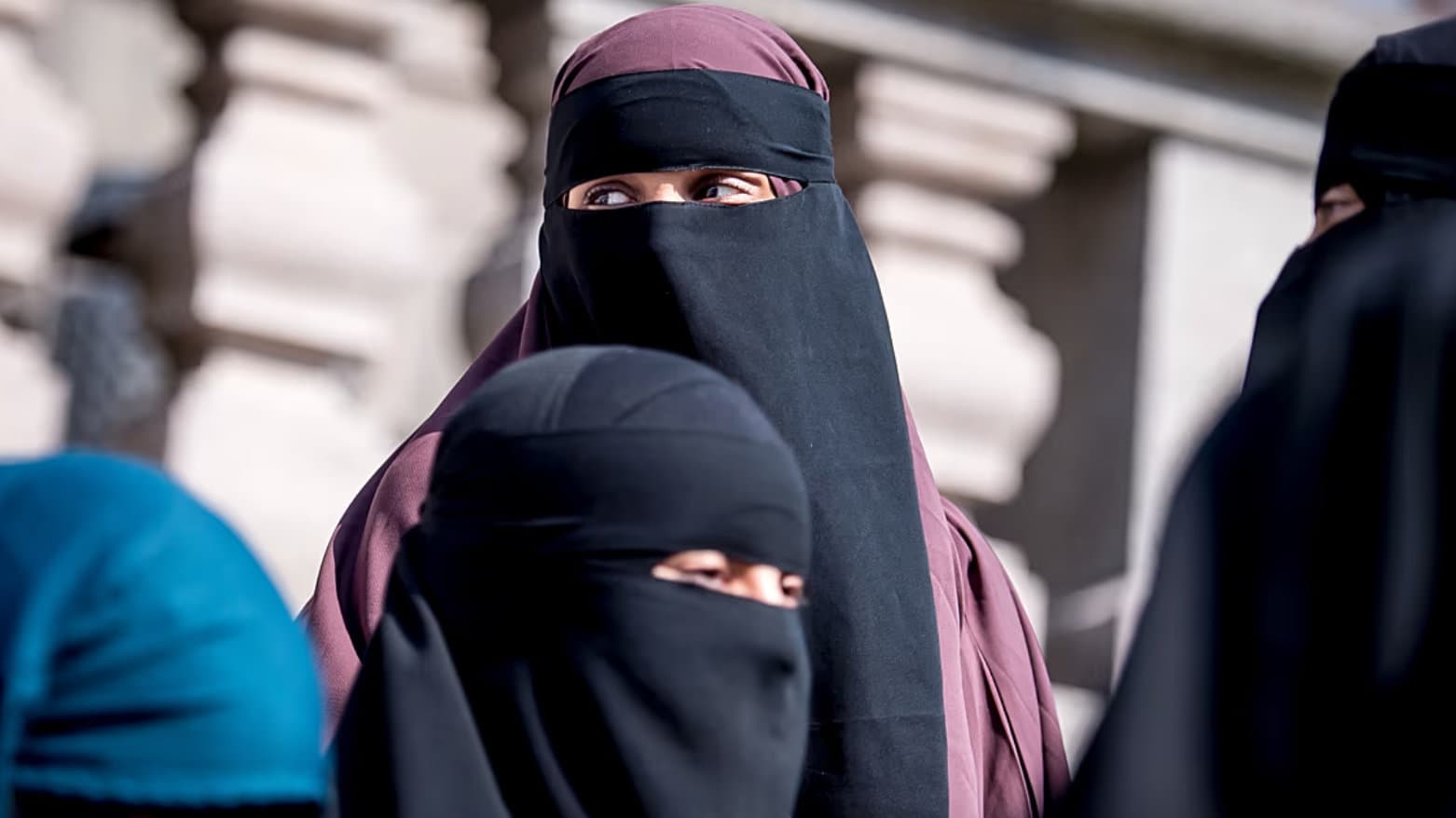 ئیتاڵیا پۆشینی نیقاب لە قوتابخانەکان قەدەخە دەکات