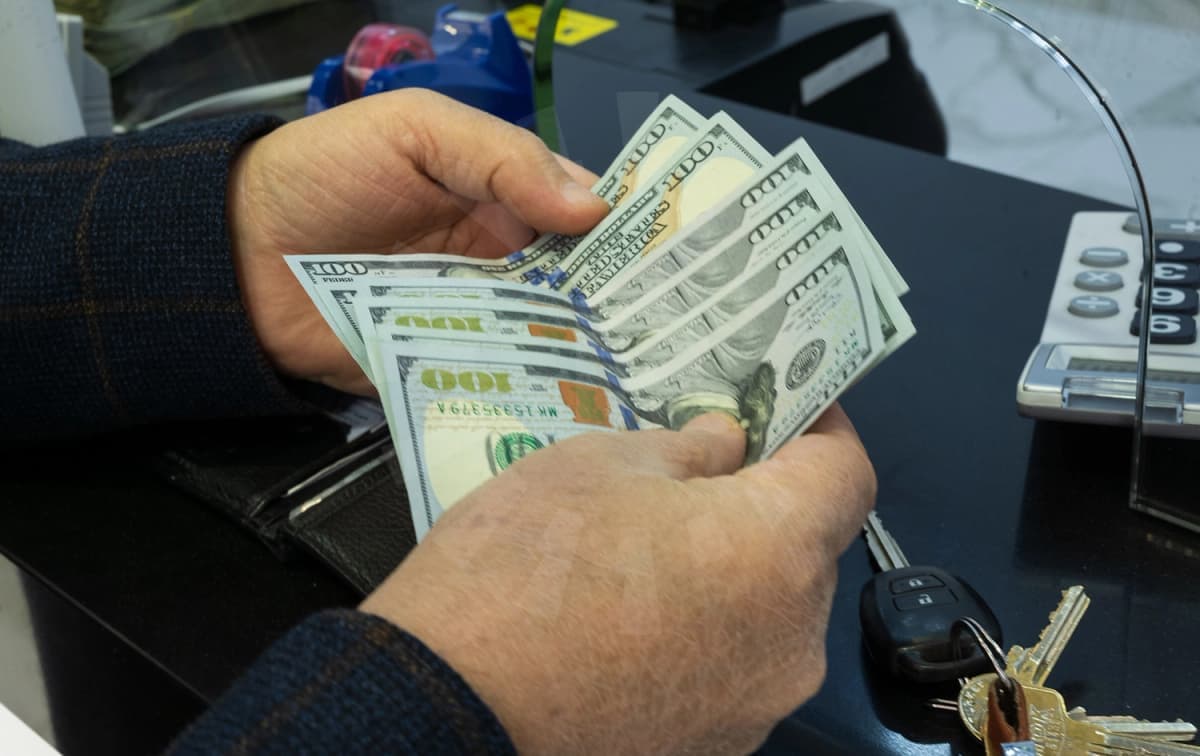 البنك المركزي العراقي يعزو ارتفاع سعر صرف الدولار إلى "مضاربات الأسواق"