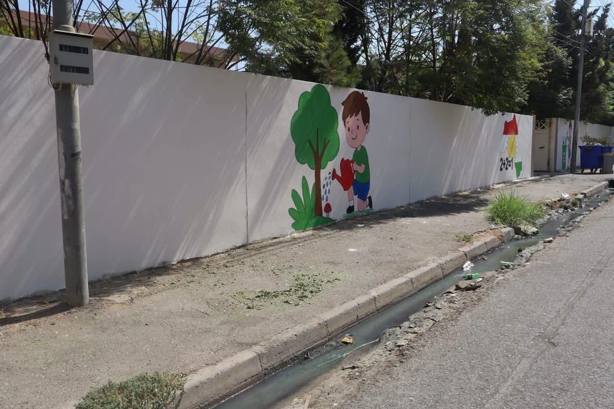 شارەوانیی هەولێر نووسینی دیواری قوتابخانەکان دەسڕێتەوە و بە وێنە دەینەخشێنێت