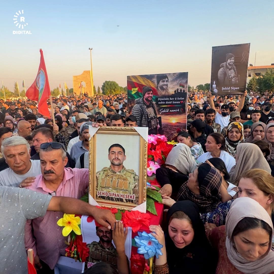 وێنە؛بە بەشداریی هەزاران کەس، تەرمی سیپان حوزنی لە حەسەکە بە خاک سپێردرا