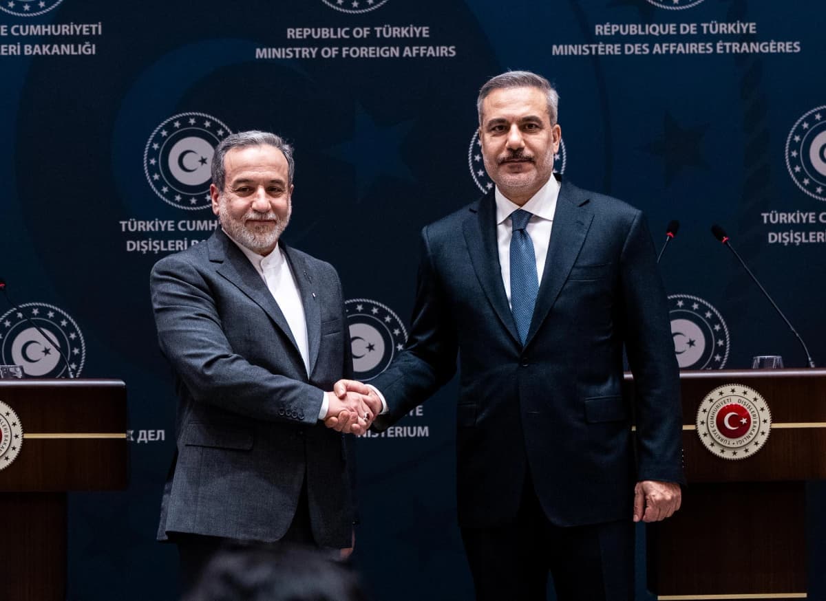 هاکان فیدان و عەباس عێراقچی دۆخی تەنگەی هورمز و هێرشەکانی سعودیەیان تاوتوێ کرد