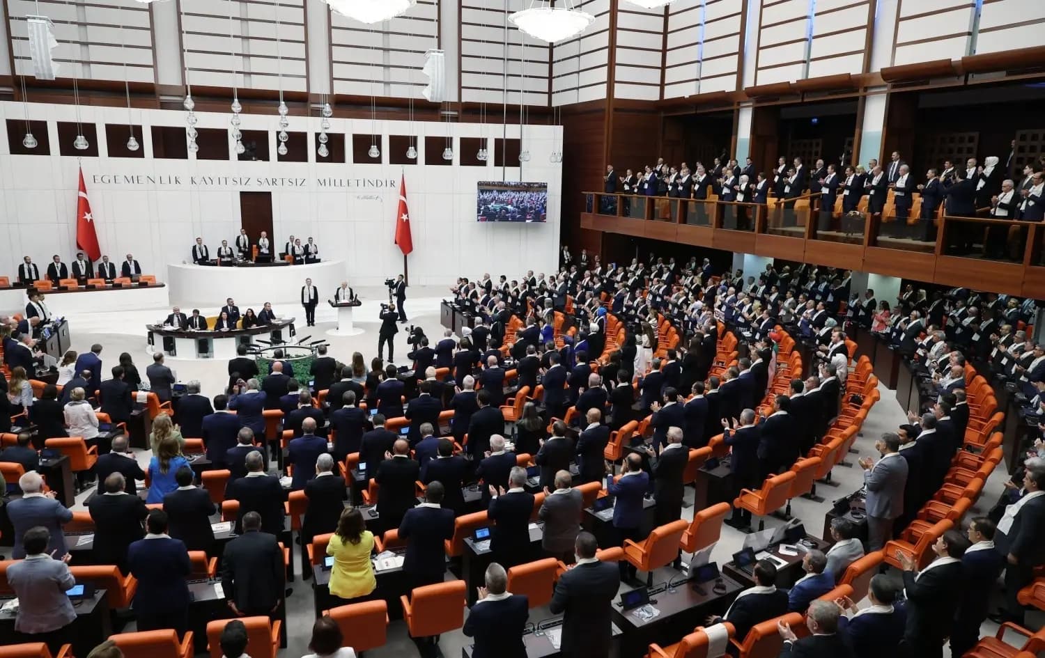 دەم پارتی لەبارەی قەیرانی ئابووری داوای کۆبوونەوەی بەپەلەی پەرلەمانی تورکیا دەکات