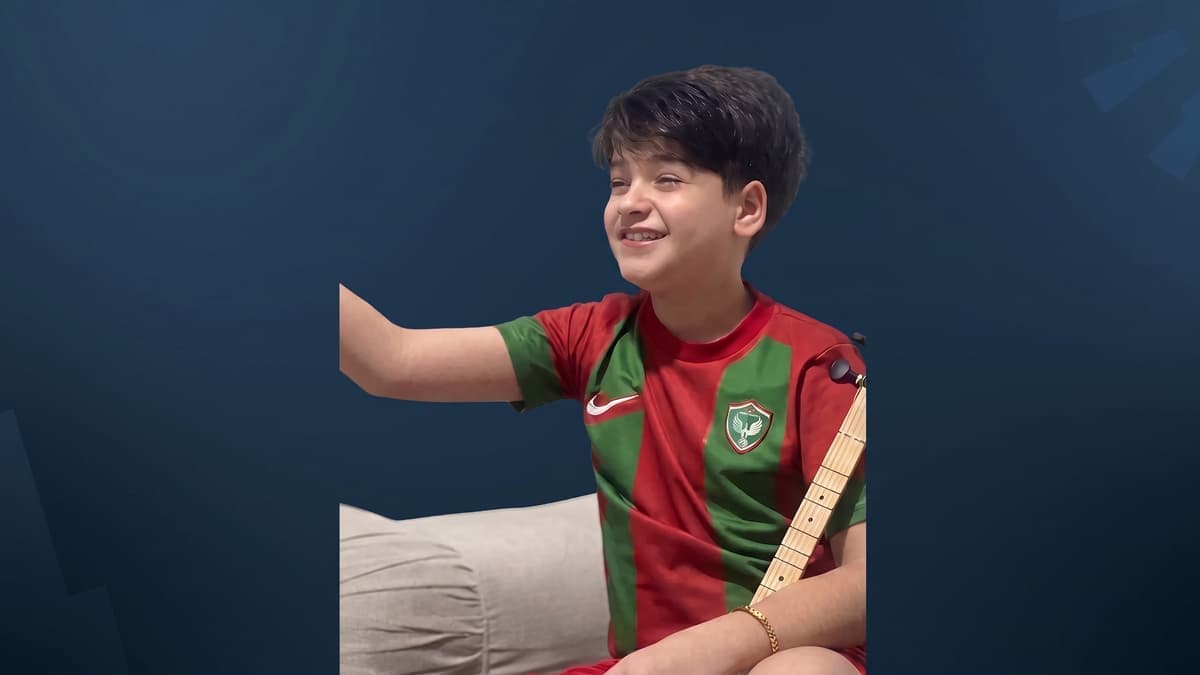 هەژماری ئەو منداڵە داخرا کە گۆرانیی بۆ ئامەدسپۆر گوت و ملیۆنان بینەری هەبوو