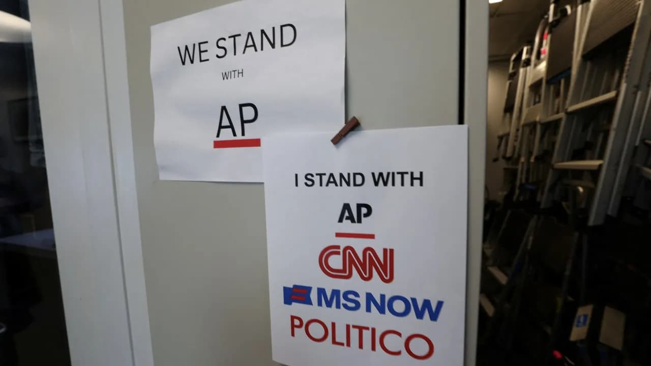 دادوەرێک بڕیارەکەی ترەمپ هەڵدەوەشێنێتەوە و رێگە بە گەڕانەوەی CNN، پۆلیتیکۆ و ئێم ئێس ناو بۆ کۆشکی سپی دەدات