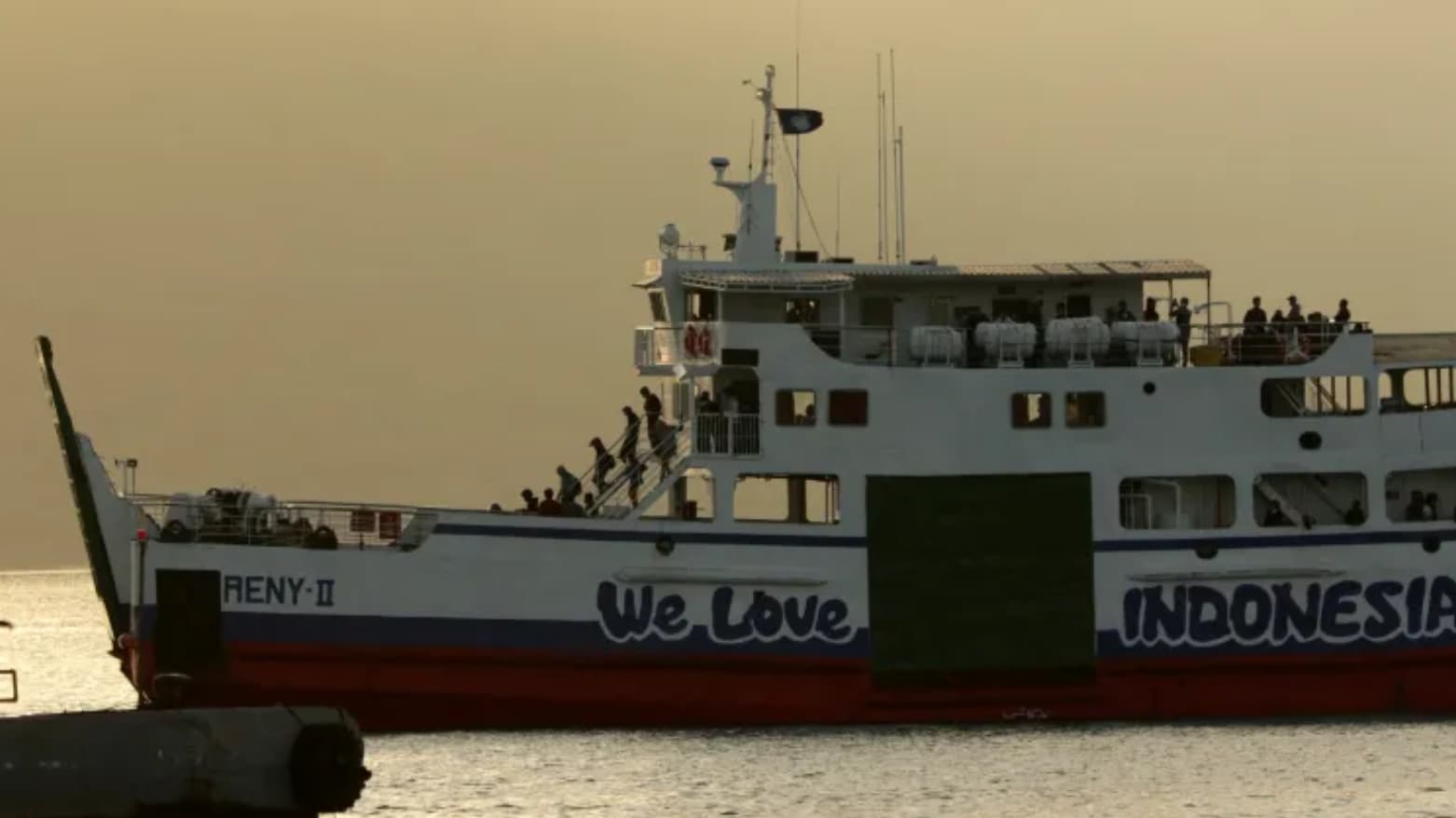 بەهۆی نقوومبوونی کەشتییەکی گەشتیاری لە ئیندۆنیزیا 140 کەس بێسەروشوێنن