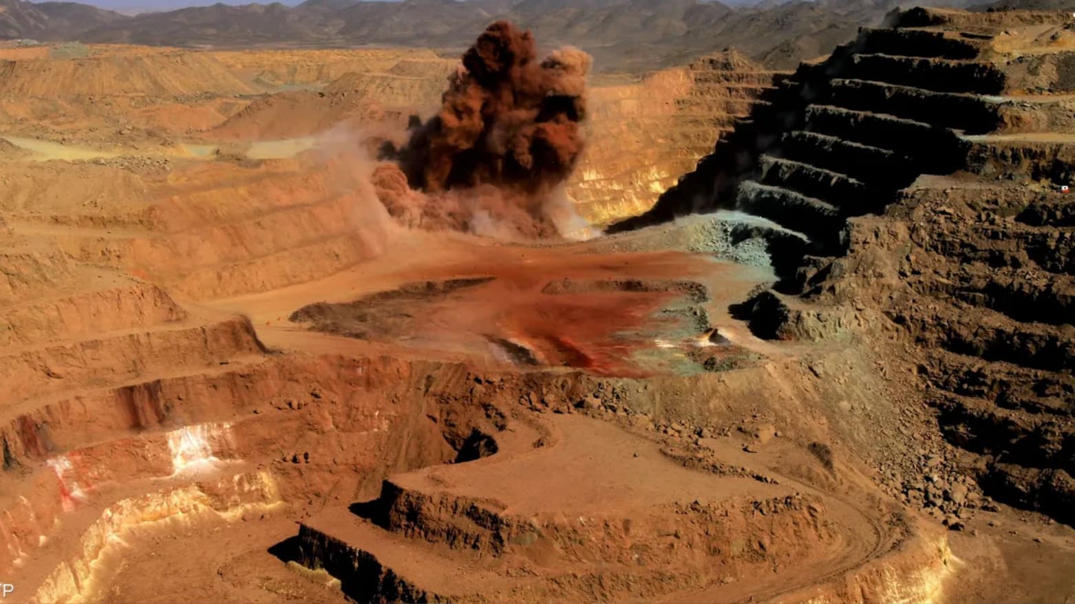 بەهۆی داڕمانی کانێکی زێڕ دەیان کەس گیانیان لەدەستدا