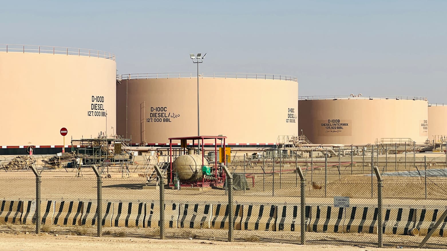 Houthis Claim Missile and Drone Strikes on Riyadh, Yanbu Oil Facilities