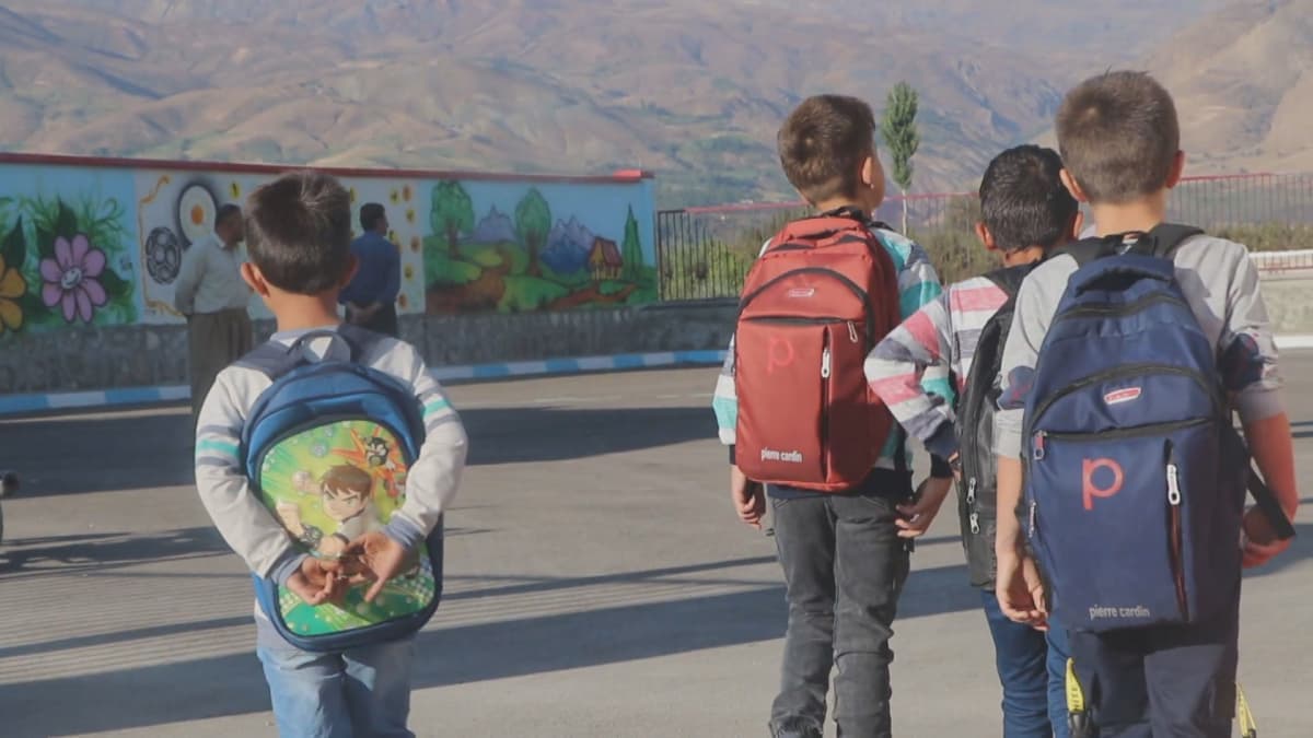 پسپۆڕێکی نەشتەرگەرییەکانی مێشک: جانتای قوتابی قورس بێت، رەنگە بڕبڕەکانی پشت خوار ببن