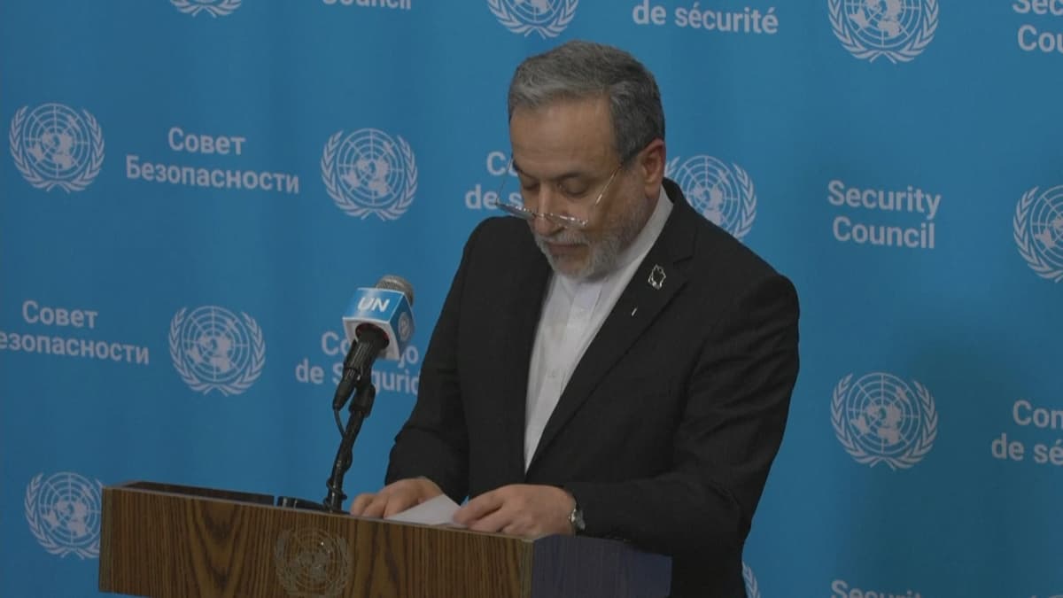عەباس عێراقچی: دەتوانین لە 7 رۆژ دا تەنگەی هورمز بکەینەوە؛ تۆپەکە لەگۆڕەپانی ئەمریکایە
