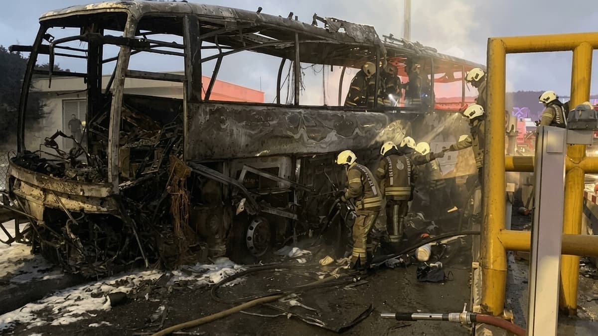 لە رێگەی ئامەد بۆ ئیستنەبووڵ پاسێک گڕی گرت و دوو کەس گیانیان لەدەستدا